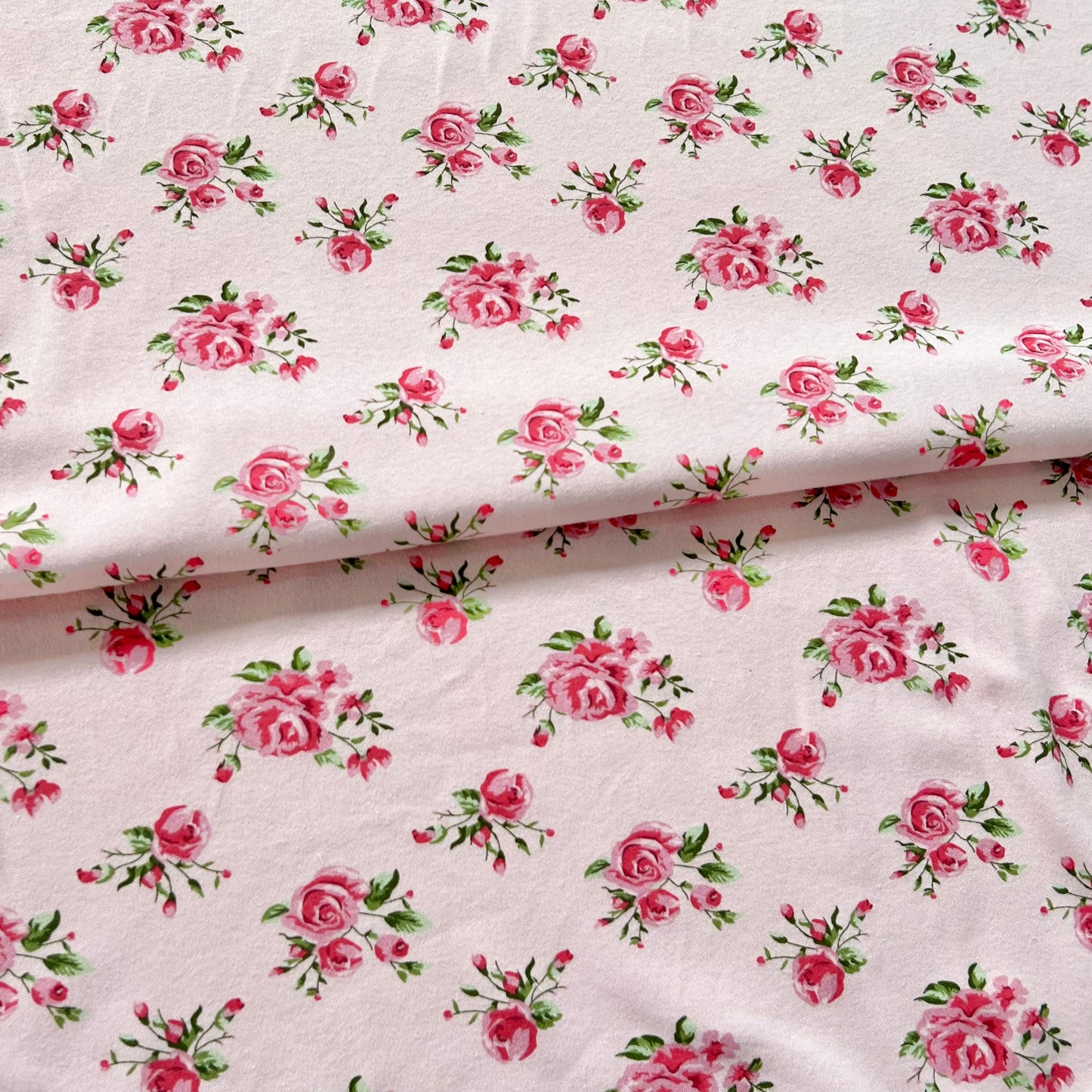 Interlock 30/1 Rosas Fondo Rosa