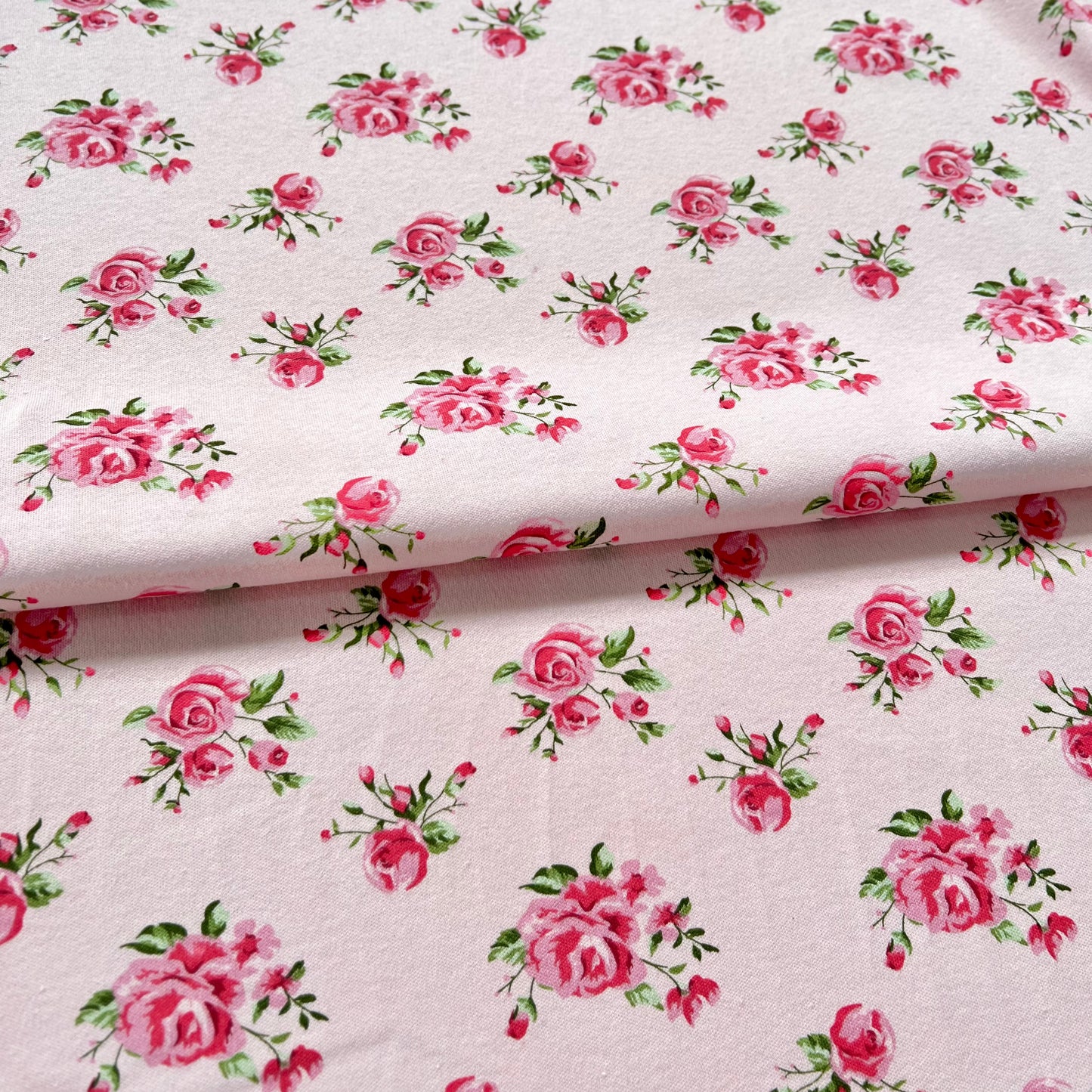 Interlock 30/1 Rosas Fondo Rosa