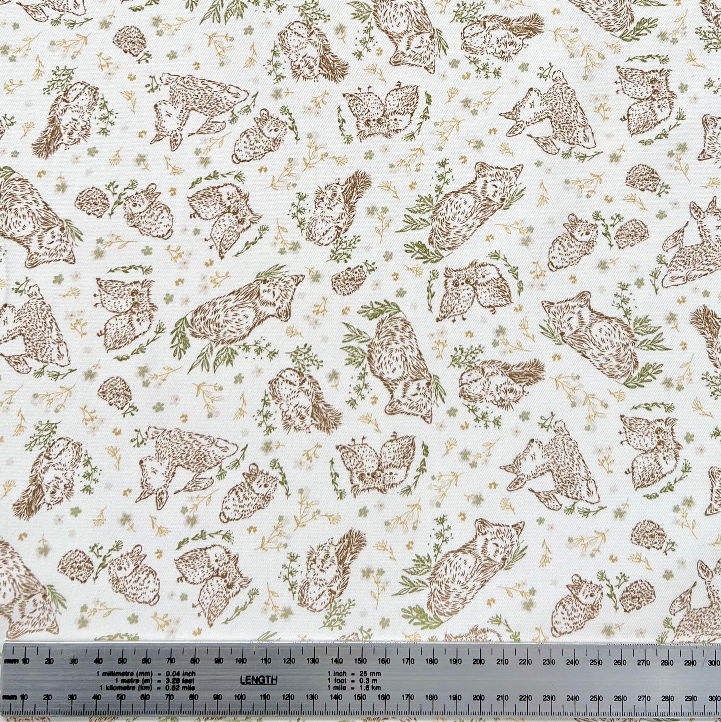 Gabardina Amigos del Bosque Fondo Blanco