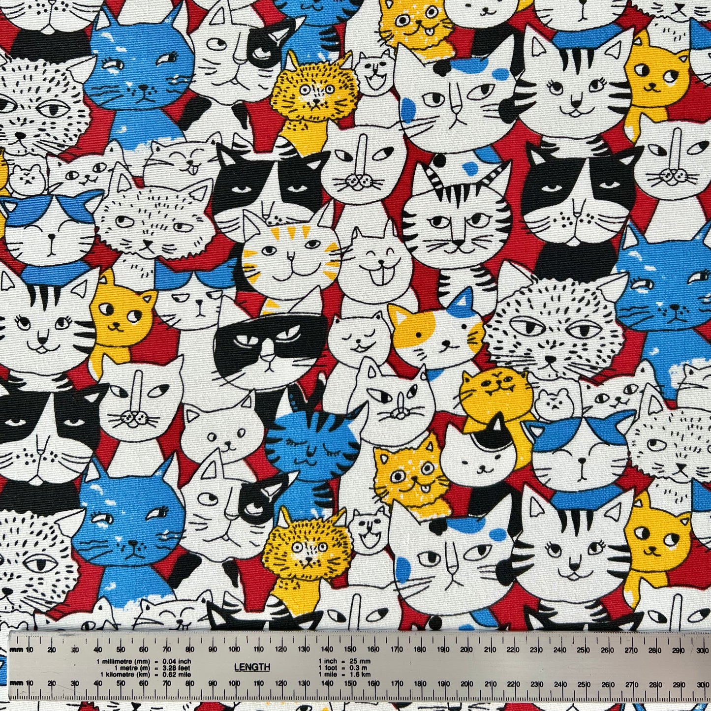 Lona Gatos Fondo Rojo