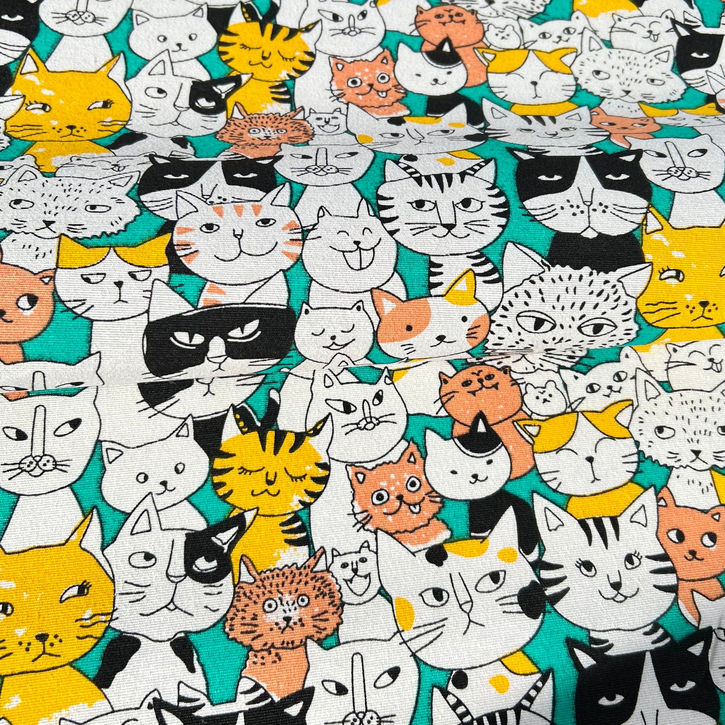 Lona Gatos Fondo Verde