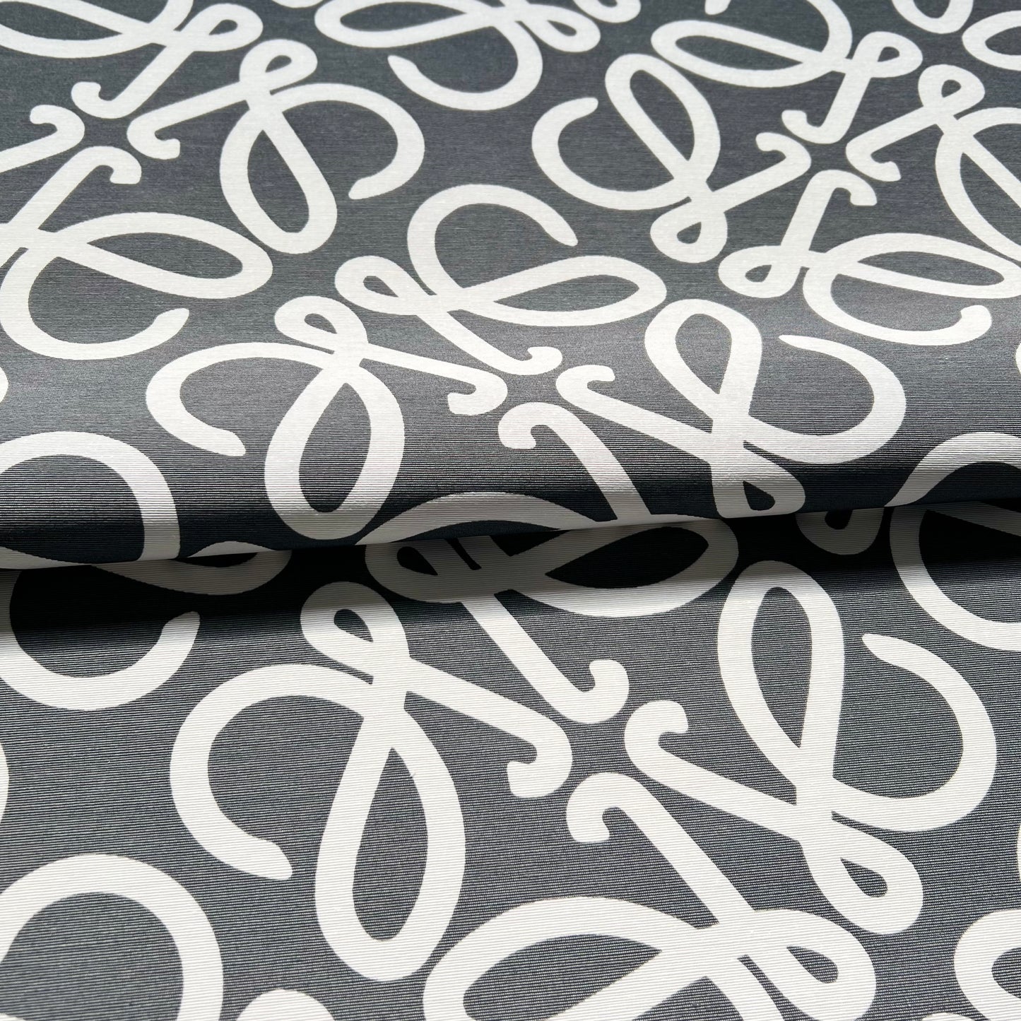 Lona Monograma Fondo Gris