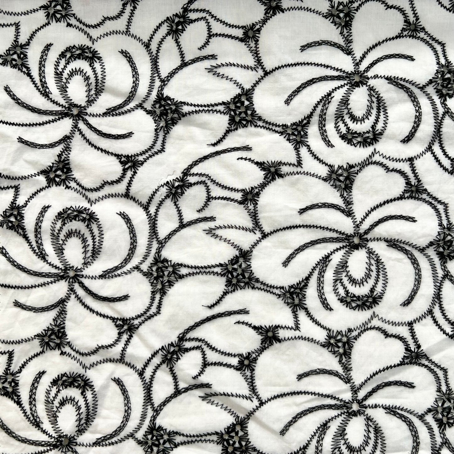 Voile Rosas Bordado Negro