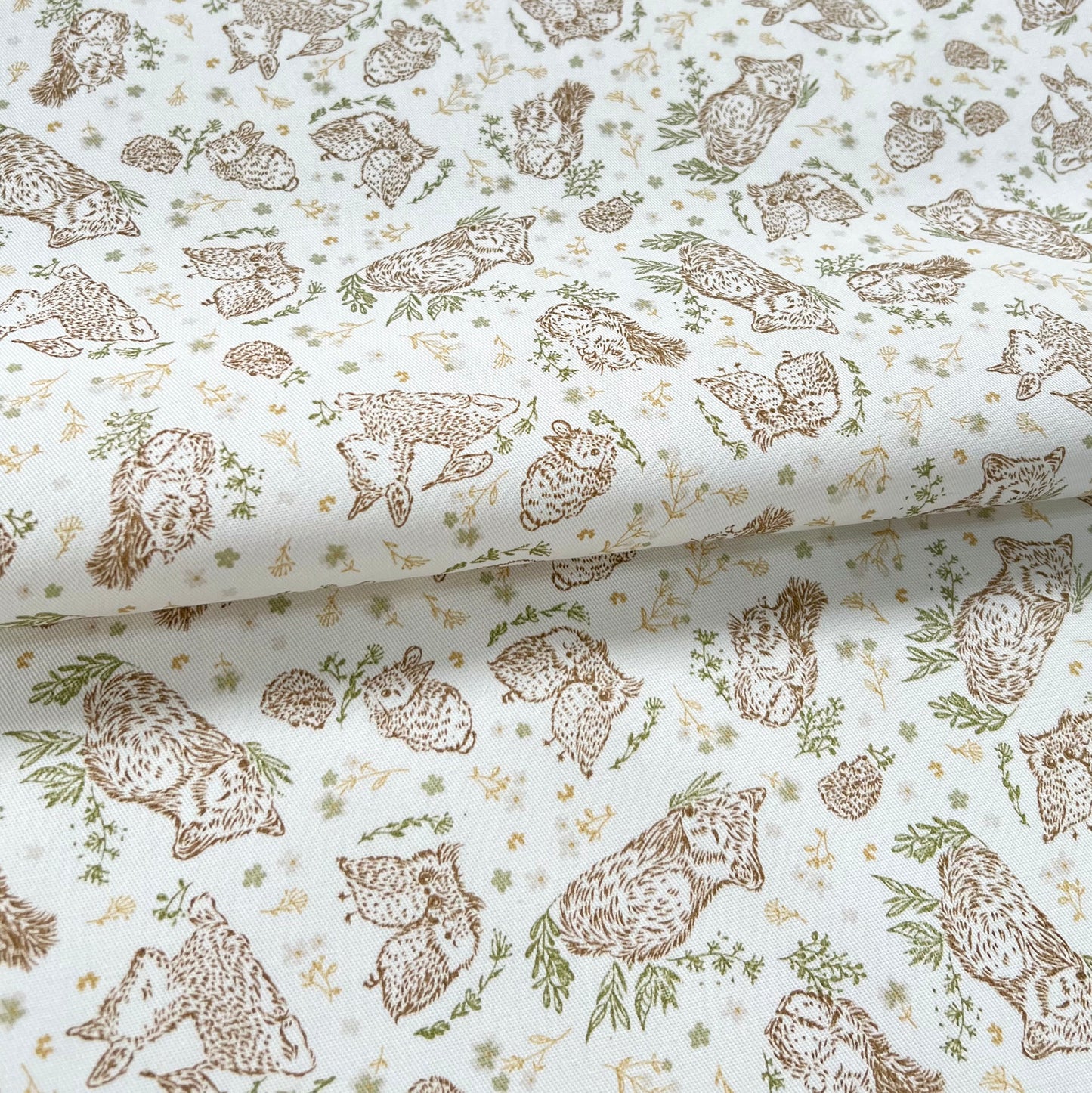 Gabardina Amigos del Bosque Fondo Blanco