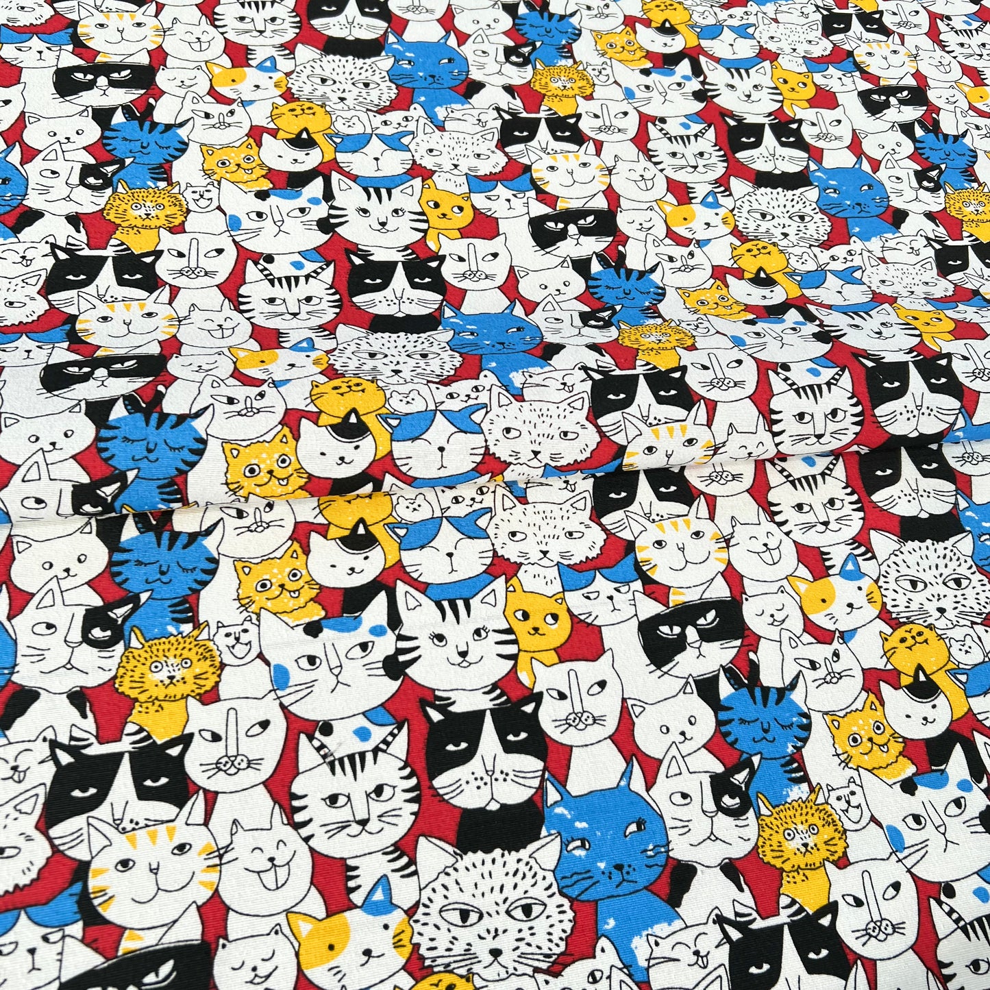 Lona Gatos Fondo Rojo