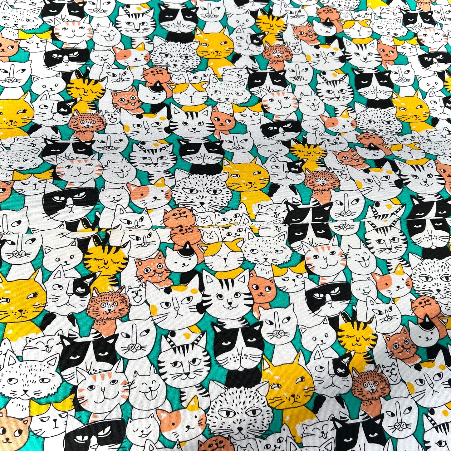Lona Gatos Fondo Verde