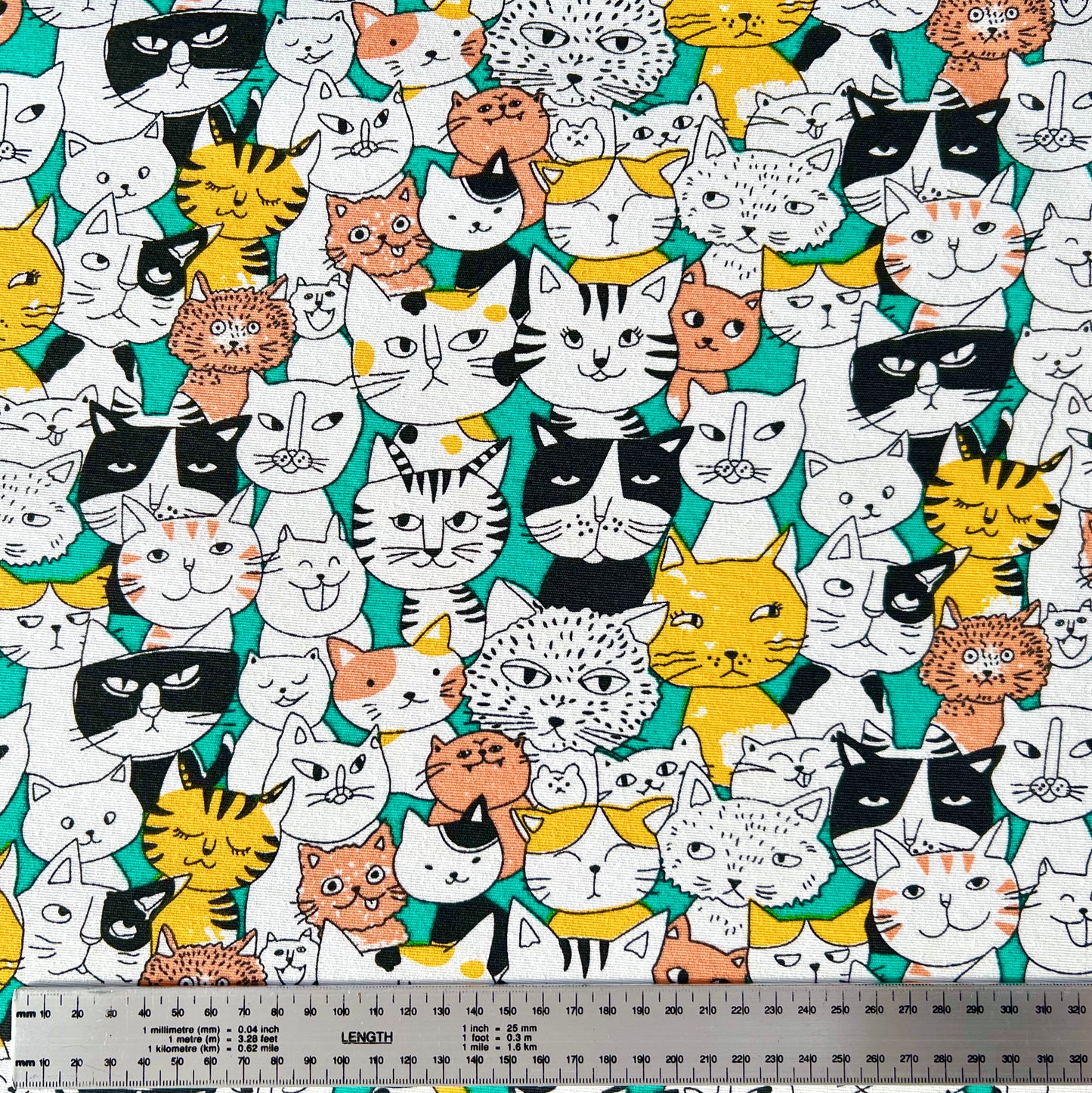 Lona Gatos Fondo Verde