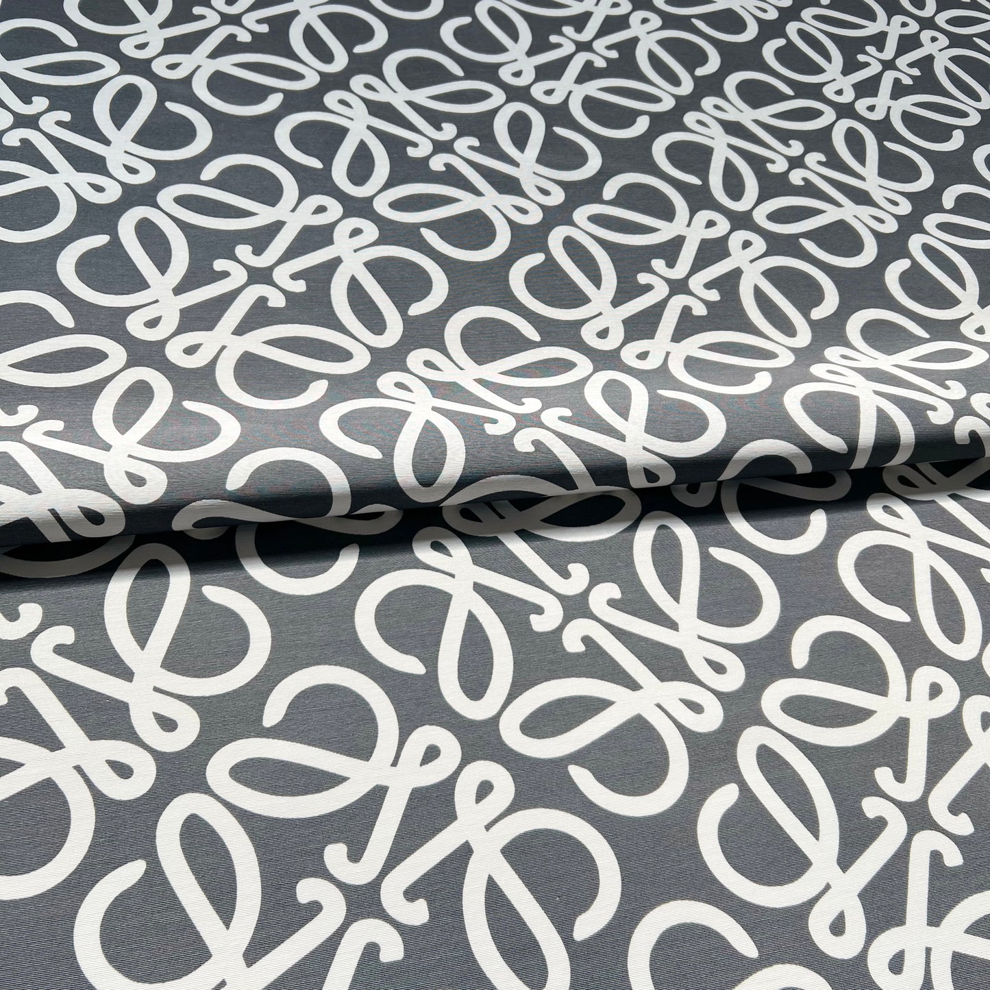 Lona Monograma Fondo Gris